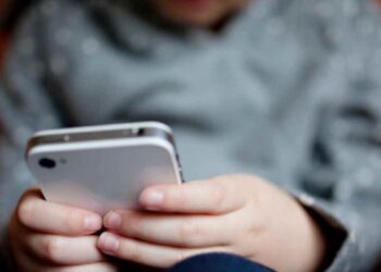 Gobierno federal anuncia que se analizará regular celulares a menores de edad