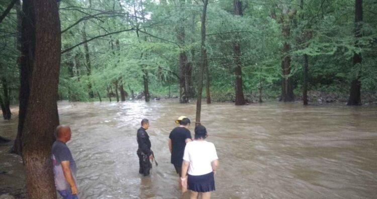 Los Troncones niño atrapado