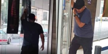 Guardia de seguridad se queda encerrado en el cine tras dormirse en Monterrey, NL
