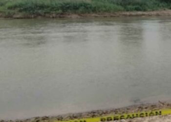 Hombre corriente en el Río Bravo