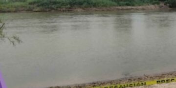Hombre corriente en el Río Bravo