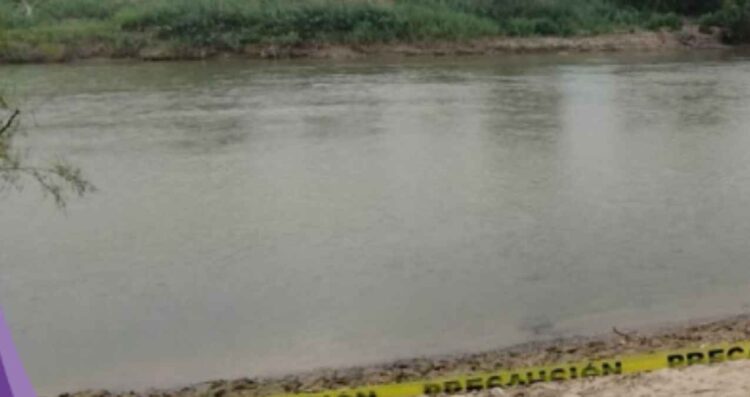 Hombre corriente en el Río Bravo