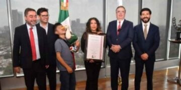 IMPI confirma que el Pato Merlín es marca registrada y entrega constancia oficial a su dueña