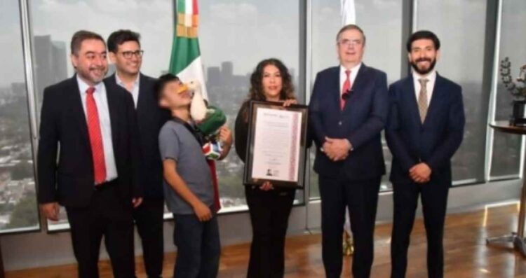 IMPI confirma que el Pato Merlín es marca registrada y entrega constancia oficial a su dueña