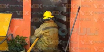 Incendio consume muebles y aparatos dentro de una casa en Ciudad Victoria, Tamaulipas