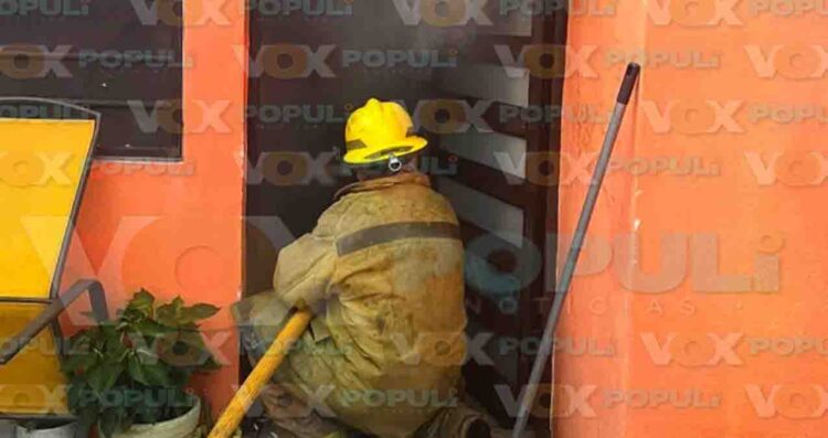 Incendio consume muebles y aparatos dentro de una casa en Ciudad Victoria, Tamaulipas