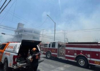 Incendio consume negocio abandonado en el Centro de Monterrey, Nuevo León
