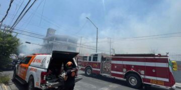 Incendio consume negocio abandonado en el Centro de Monterrey, Nuevo León