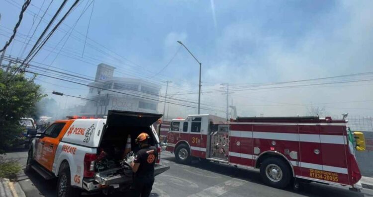 Incendio consume negocio abandonado en el Centro de Monterrey, Nuevo León