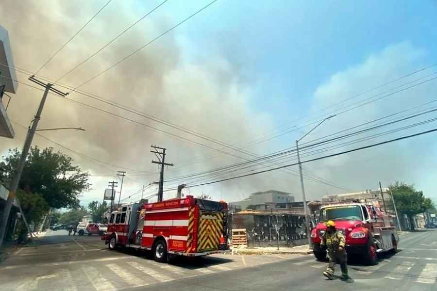 Incendio consume negocio abandonado en el Centro de Monterrey, Nuevo León