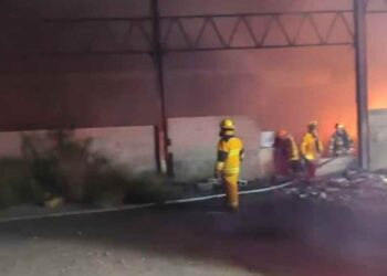 Incendio en fábrica de Santa Catarina, Nuevo León, activa despliegue de Protección Civil