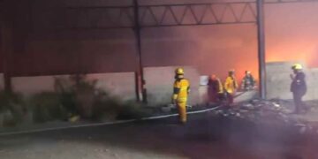 Incendio en fábrica de Santa Catarina, Nuevo León, activa despliegue de Protección Civil
