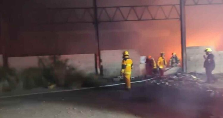 Incendio en fábrica de Santa Catarina, Nuevo León, activa despliegue de Protección Civil