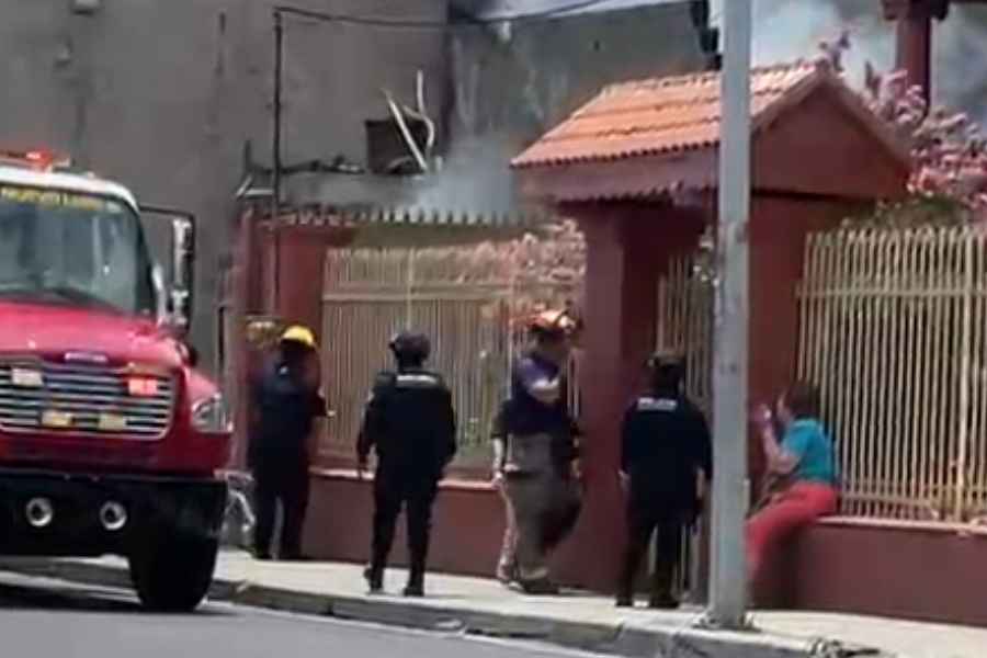 Incendio en vivienda moviliza a bomberos en Monterrey, Nuevo León