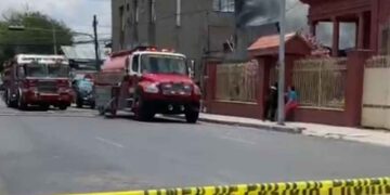 Incendio en vivienda moviliza a bomberos en Monterrey, Nuevo León