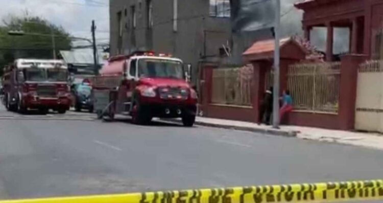 Incendio en vivienda moviliza a bomberos en Monterrey, Nuevo León