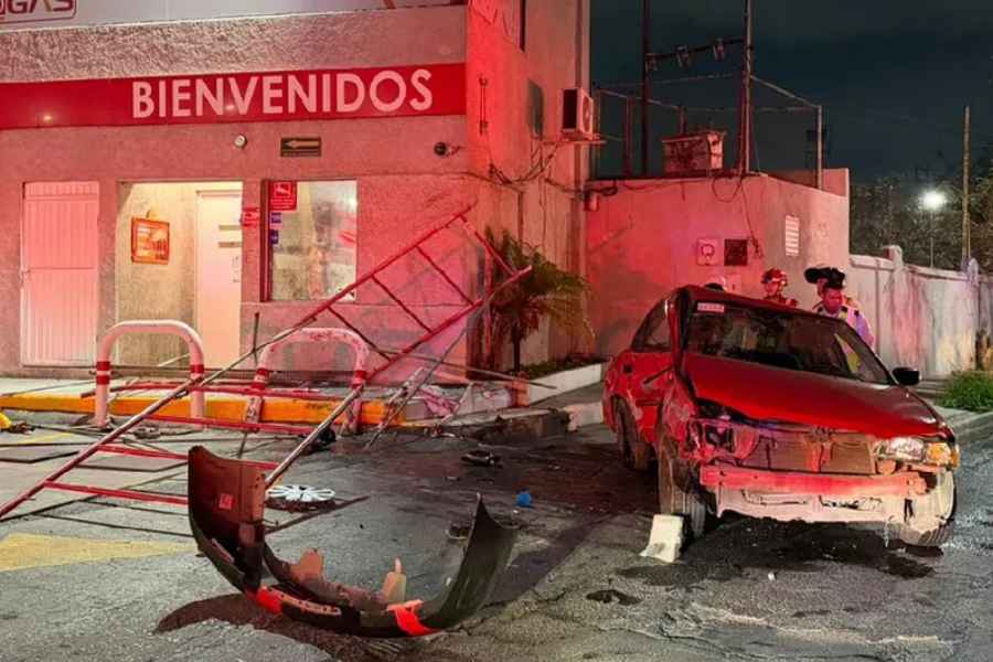Joven conductora derrapa en Monterrey y se impacta contra unos andamios