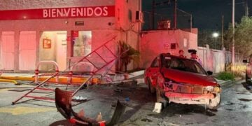 Joven conductora derrapa en Monterrey y se impacta contra unos andamios