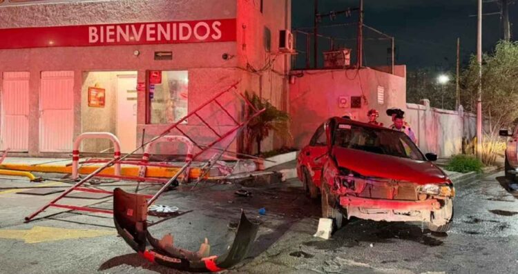 Joven conductora derrapa en Monterrey y se impacta contra unos andamios