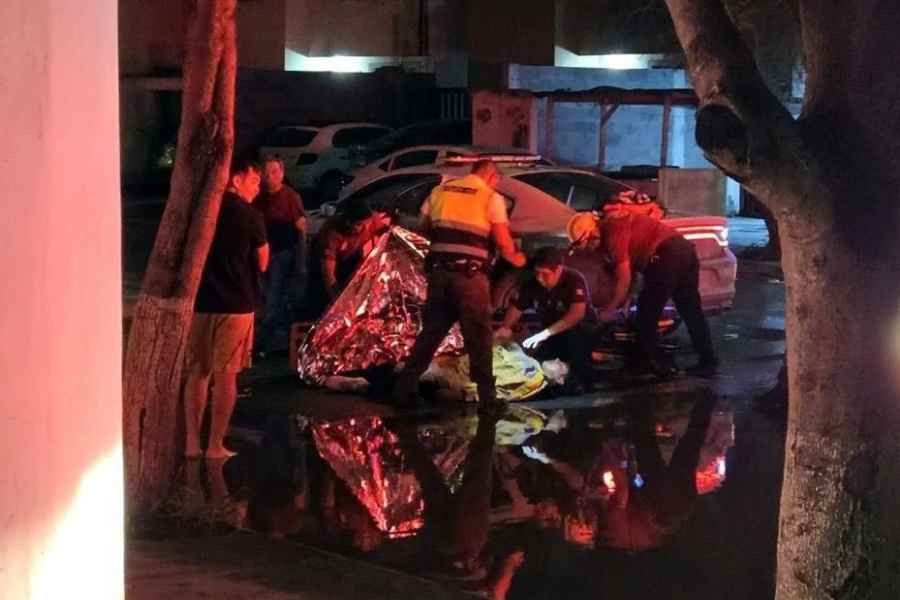 Joven motociclista es hospitalizado tras sufrir presunta hipotermia en Escobedo, NL