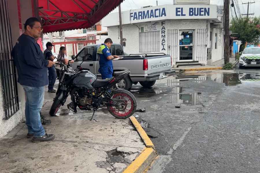 Joven motociclista queda grave tras impactarse con camioneta Pick-Up en San Nicolás, NL