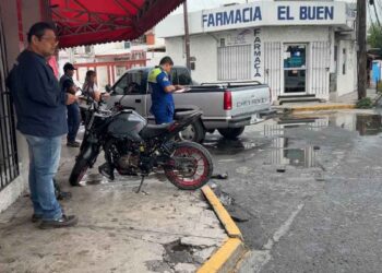 Joven motociclista queda grave tras impactarse con camioneta Pick-Up en San Nicolás, NL