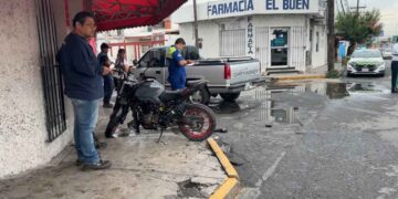 Joven motociclista queda grave tras impactarse con camioneta Pick-Up en San Nicolás, NL