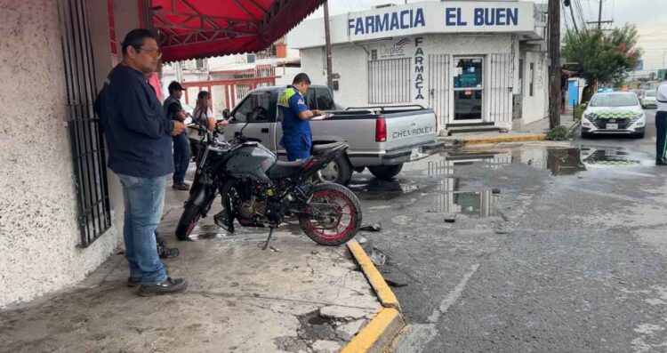 Joven motociclista queda grave tras impactarse con camioneta Pick-Up en San Nicolás, NL