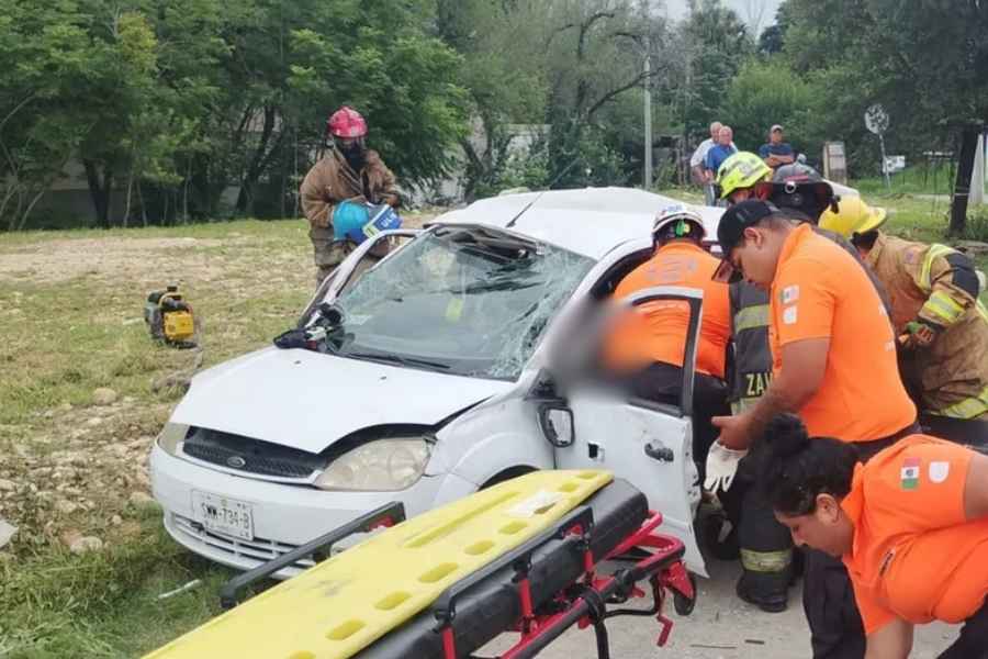 Madre e hijo mueren en fuerte choque sobre carretera Cadereyta-Allende, Nuevo León