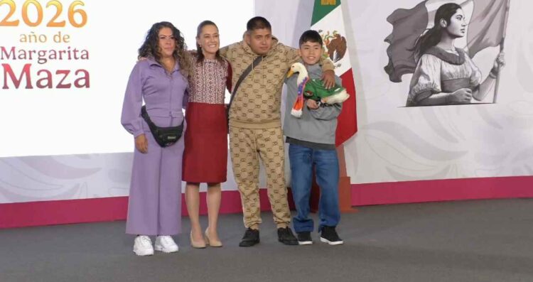 Merlín, el pato viral, sorprende en su visita a 'La Mañanera' de Claudia Sheinbaum; así fue el momento