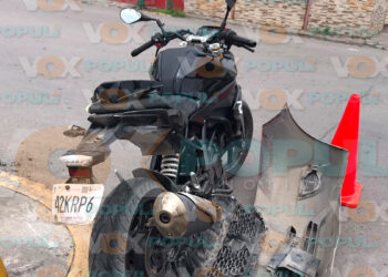 Motociclista intenta ganarle al semáforo, choca y queda herido en Cd. Victoria, Tamaulipas