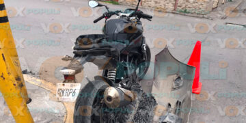 Motociclista intenta ganarle al semáforo, choca y queda herido en Cd. Victoria, Tamaulipas