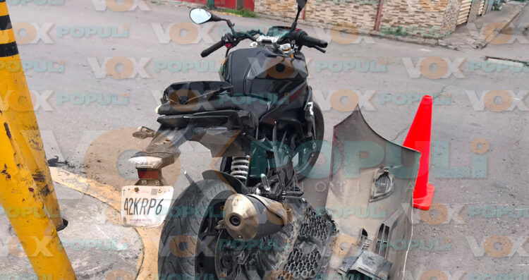 Motociclista intenta ganarle al semáforo, choca y queda herido en Cd. Victoria, Tamaulipas
