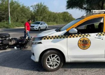 Motociclista resulta lesionado tras chocar contra taxi en Monterrey, Nuevo León