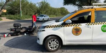 Motociclista resulta lesionado tras chocar contra taxi en Monterrey, Nuevo León