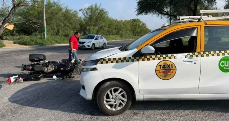 Motociclista resulta lesionado tras chocar contra taxi en Monterrey, Nuevo León