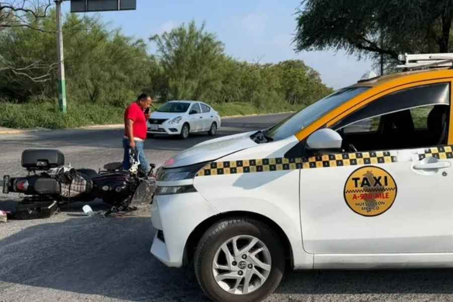Motociclista resulta lesionado tras chocar contra taxi en Monterrey, Nuevo León