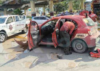 Mujer resulta lesionada tras choque en paso a desnivel de Altamira, Tamaulipas