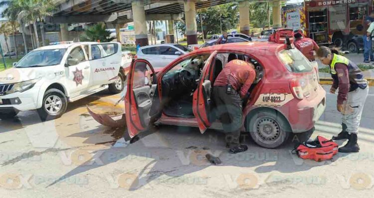 Mujer resulta lesionada tras choque en paso a desnivel de Altamira, Tamaulipas