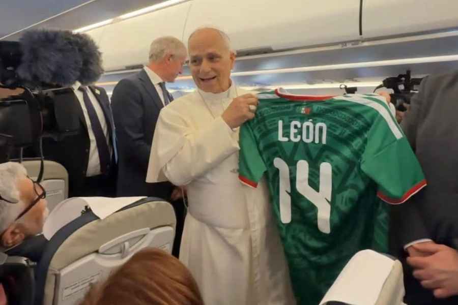 Papa León XIV recibe jersey de la Selección Mexicana durante vuelo a Madrid