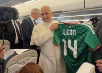 Papa León XIV recibe jersey de la Selección Mexicana durante vuelo a Madrid