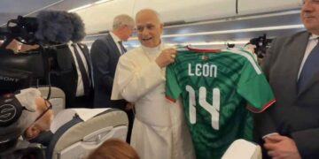 Papa León XIV recibe jersey de la Selección Mexicana durante vuelo a Madrid