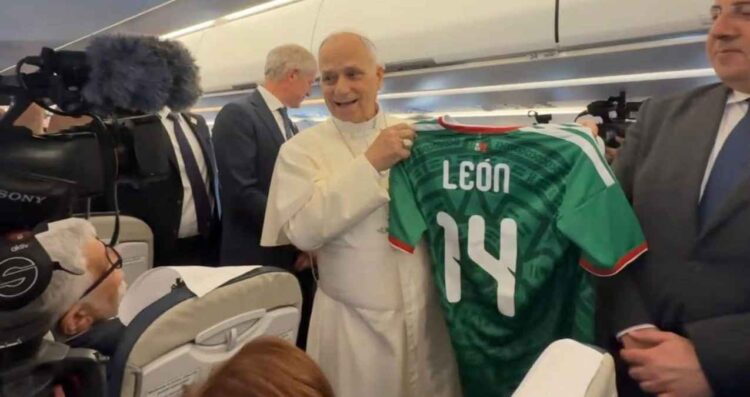 Papa León XIV recibe jersey de la Selección Mexicana durante vuelo a Madrid