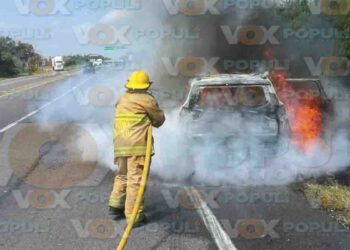 Pareja de Reynosa queda varada tras incendiarse su camioneta en Güémez, Tamaulipas