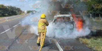 Pareja de Reynosa queda varada tras incendiarse su camioneta en Güémez, Tamaulipas