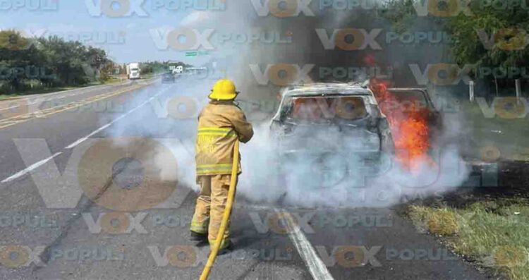 Pareja de Reynosa queda varada tras incendiarse su camioneta en Güémez, Tamaulipas