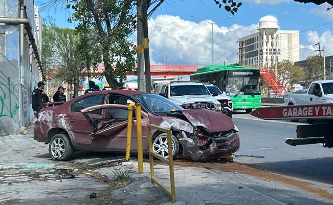 Pareja resulta lesionada tras choque en bulevar Díaz Ordaz en San Pedro, NL
