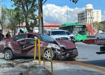 Pareja resulta lesionada tras choque en bulevar Díaz Ordaz en San Pedro, NL