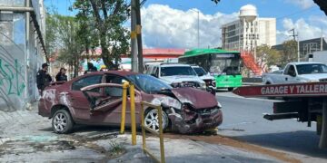 Pareja resulta lesionada tras choque en bulevar Díaz Ordaz en San Pedro, NL