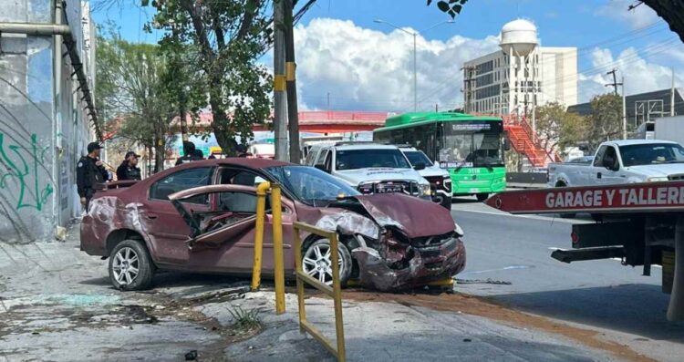 Pareja resulta lesionada tras choque en bulevar Díaz Ordaz en San Pedro, NL